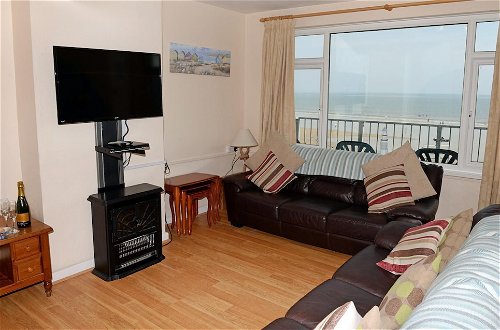 Photo 3 - Sea View Apartment - Sea Front Apartment With Views