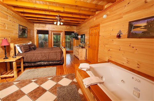 Foto 10 - Mountain Movie Inn - Six Bedroom Cabin