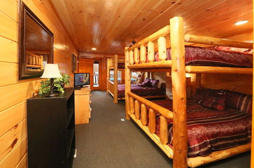 Foto 11 - Mountain Movie Inn - Six Bedroom Cabin