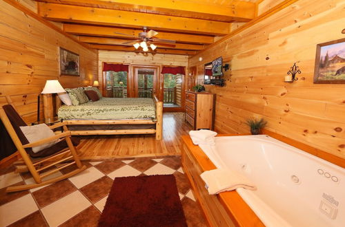 Photo 2 - Mountain Movie Inn - Six Bedroom Cabin