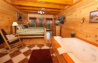 Foto 2 - Mountain Movie Inn - Six Bedroom Cabin