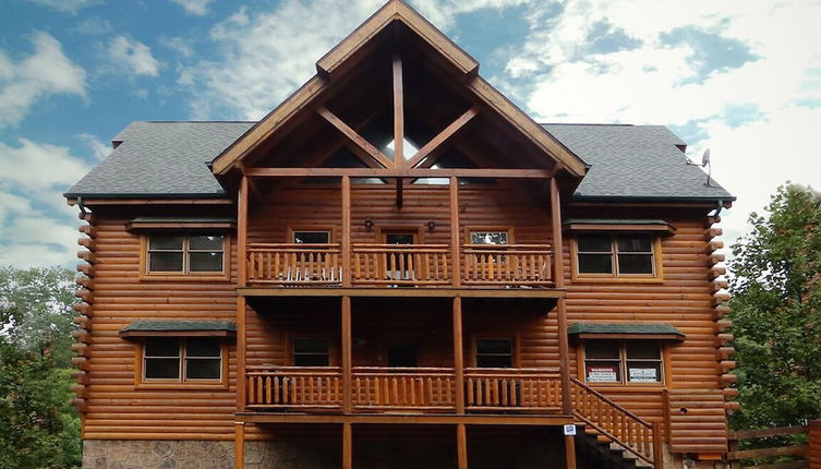 Photo 1 - Mountain Movie Inn - Six Bedroom Cabin