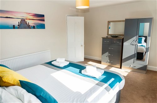 Photo 2 - Comfy, 2 Bed House, Sleeps 6 with Garden and Free Parking in Cheltenham