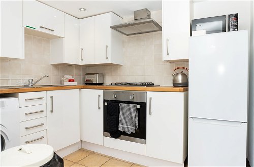 Photo 10 - Comfy, 2 Bed House, Sleeps 6 with Garden and Free Parking in Cheltenham