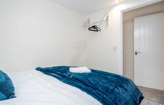 Photo 3 - Cosy 2BR Maisonette Near Hospital & Stations