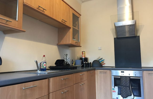 Great location 1 Bedroom Scotstoun Flat - Photo 3