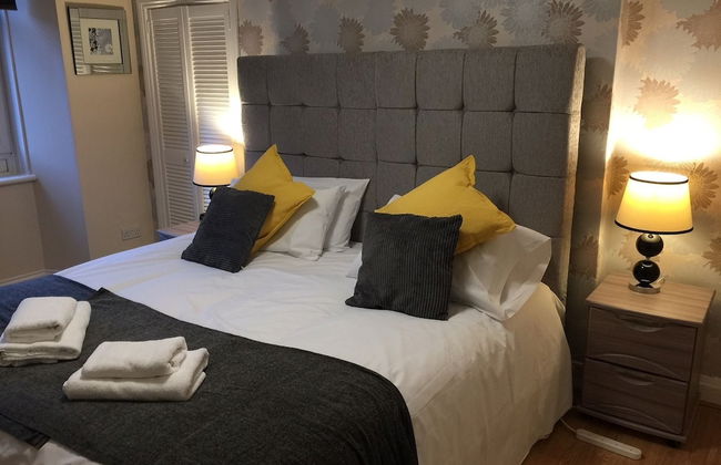 Great location 1 Bedroom Scotstoun Flat - Photo 1
