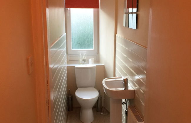 Great location 1 Bedroom Scotstoun Flat - Photo 9