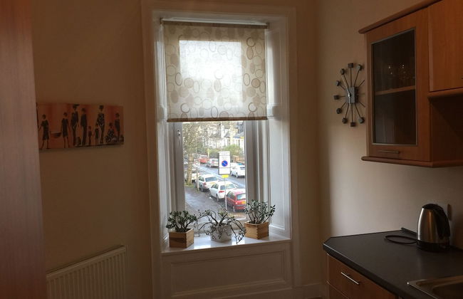 Great location 1 Bedroom Scotstoun Flat - Photo 4
