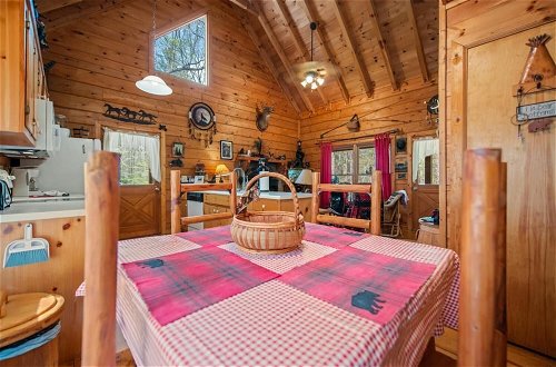 Foto 6 - Bear Necessities-cozy Cabin Beside Briar Creek Fire pit Wifi and pet Friendly