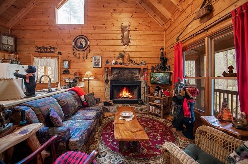 Foto 8 - Bear Necessities-cozy Cabin Beside Briar Creek Fire pit Wifi and pet Friendly