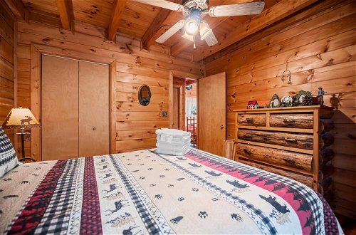Photo 14 - Bear Necessities-cozy Cabin Beside Briar Creek Fire pit Wifi and pet Friendly