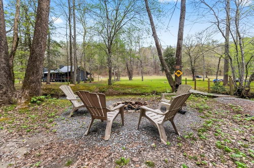 Foto 11 - Bear Necessities-cozy Cabin Beside Briar Creek Fire pit Wifi and pet Friendly