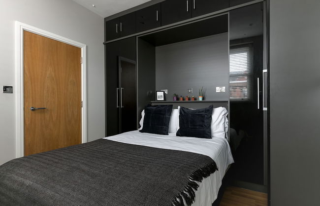 3 Beds 2 Baths Penthouse - Photo 2