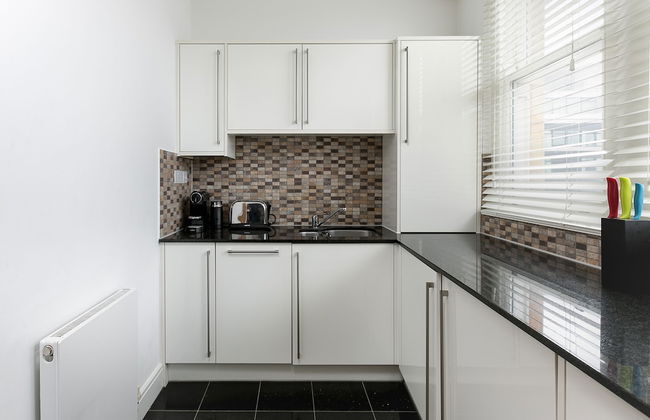 3 Beds 2 Baths Penthouse - Photo 9