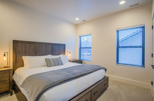 Photo 8 - 6bd3.5ba?downtown Modern Luxury W/hot Tub?