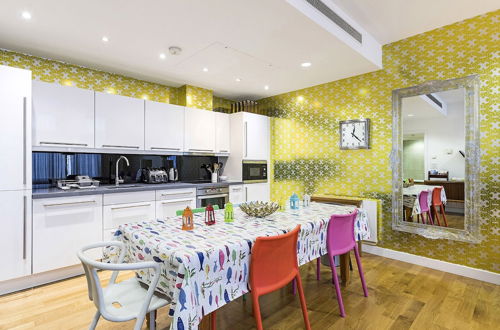 Photo 16 - Marylebone - Blandford Street - Contemporary and Joyful Apartment - Sleeps 4