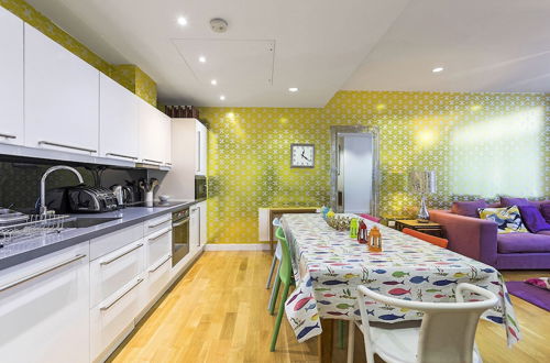 Photo 17 - Marylebone - Blandford Street - Contemporary and Joyful Apartment - Sleeps 4