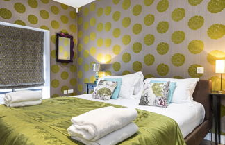 Photo 2 - Marylebone - Blandford Street - Contemporary and Joyful Apartment - Sleeps 4
