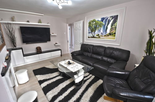 Photo 10 - Immaculate 2-bed Apartment in Isleworth by River