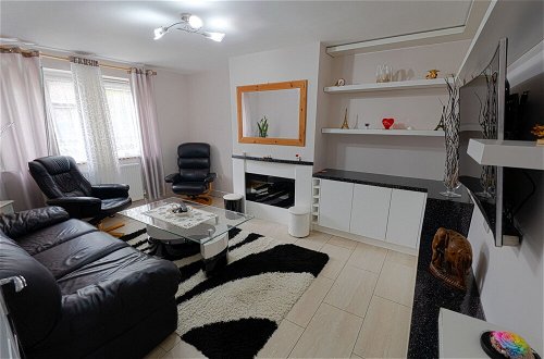 Photo 11 - Immaculate 2-bed Apartment in Isleworth by River
