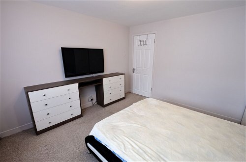 Photo 3 - Immaculate 2-bed Apartment in Isleworth by River