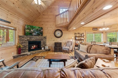 Foto 8 - Firefly-pristine Mountain Cabin With hot tub Screened Porch Fire pit Wifi