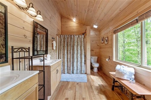 Foto 27 - Firefly-pristine Mountain Cabin With hot tub Screened Porch Fire pit Wifi