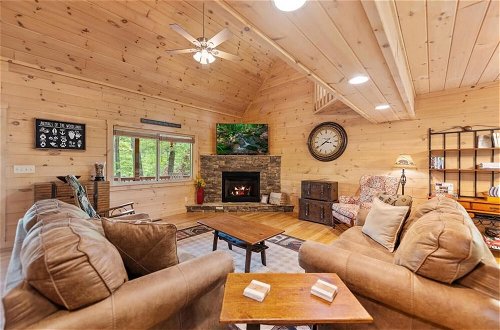 Foto 11 - Firefly-pristine Mountain Cabin With hot tub Screened Porch Fire pit Wifi