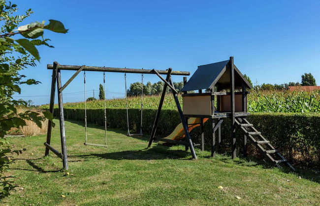 Farmhouse With Fenced Garden - Photo 14
