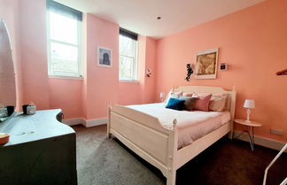 Photo 3 - Vibrant Spacious Apartment In West End