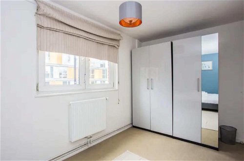 Photo 1 - Spacious Central 3 Bedroom Apartment in Old Street