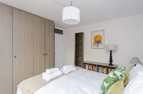 Photo 10 - Spacious Central 3 Bedroom Apartment in Old Street