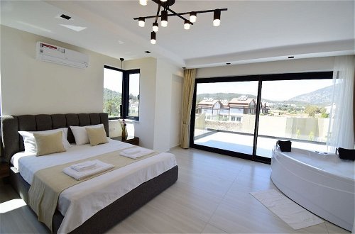 Foto 9 - Luxury 4-bed Villa With Private Pool and Jacuzzi