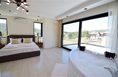 Foto 10 - Luxury 4-bed Villa With Private Pool and Jacuzzi