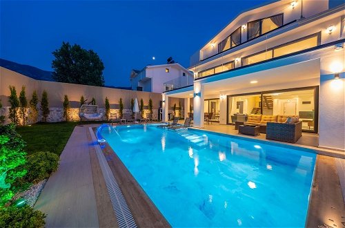 Foto 28 - Luxury 4-bed Villa With Private Pool and Jacuzzi