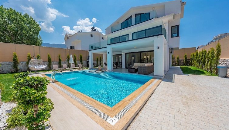 Foto 1 - Luxury 4-bed Villa With Private Pool and Jacuzzi