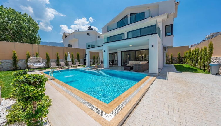 Foto 1 - Luxury 4-bed Villa With Private Pool and Jacuzzi