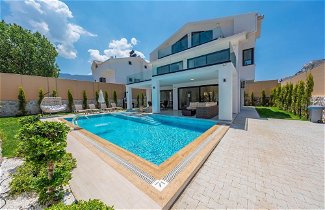Photo 1 - Luxury 4-bed Villa With Private Pool and Jacuzzi