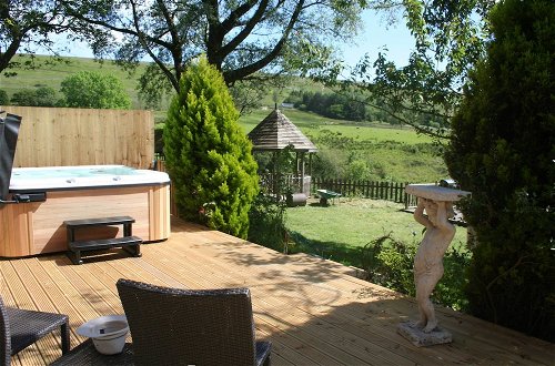 Photo 8 - Barn Cottage - Farm Park Stay with Hot Tub, BBQ & Fire Pit