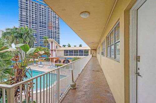 Photo 5 - Lovely Studio/bath, Hallandale Beach, Walk to the Beach! Pool & Free Parking