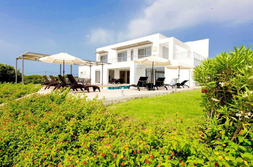 Photo 36 - Sparkling Villa in Acrotiri with Private Pool near Sea Beach