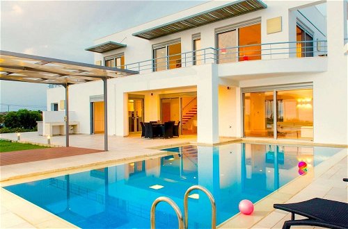 Photo 35 - Sparkling Villa in Acrotiri with Private Pool near Sea Beach
