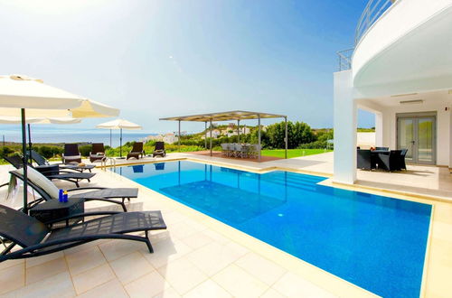 Foto 15 - Sparkling Villa in Acrotiri with Private Pool near Sea Beach