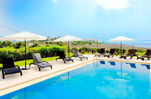 Foto 15 - Sparkling Villa in Acrotiri with Private Pool near Sea Beach