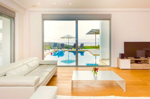 Foto 8 - Sparkling Villa in Acrotiri with Private Pool near Sea Beach