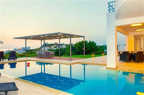 Foto 16 - Sparkling Villa in Acrotiri with Private Pool near Sea Beach