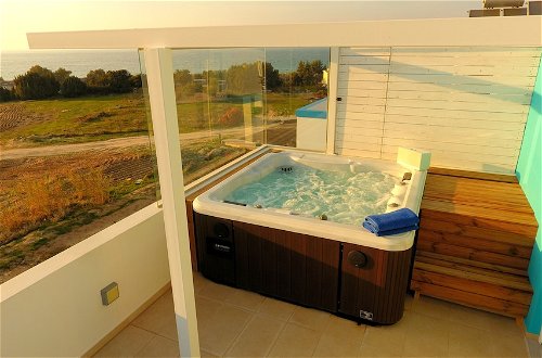Foto 40 - Seabreeze Villa - with Jacuzzi & heated pool