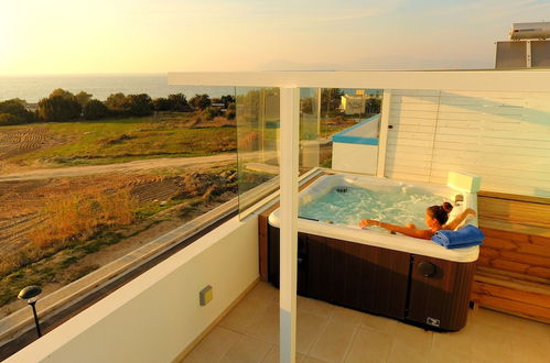 Foto 38 - Seabreeze Villa - with Jacuzzi & heated pool