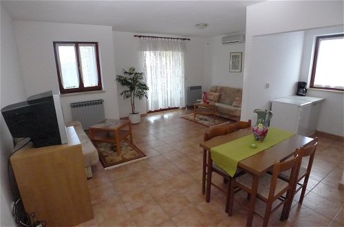 Photo 4 - Four Person Apartment With One Bedroom Located Near Beach
